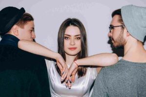 A Comprehensive Guide to Polyamory Advice: How It Helps?